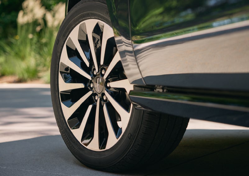 A detail shot of the Lincoln Reserve model available 22-inch 12-spoke Bright-Machined aluminum wheels | Klaben Lincoln of Warren in Warren OH