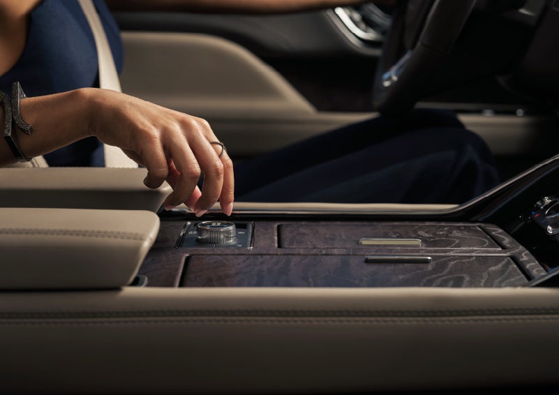 A hand is about to turn the Lincoln Drive Modes knob in the center console | Klaben Lincoln of Warren in Warren OH