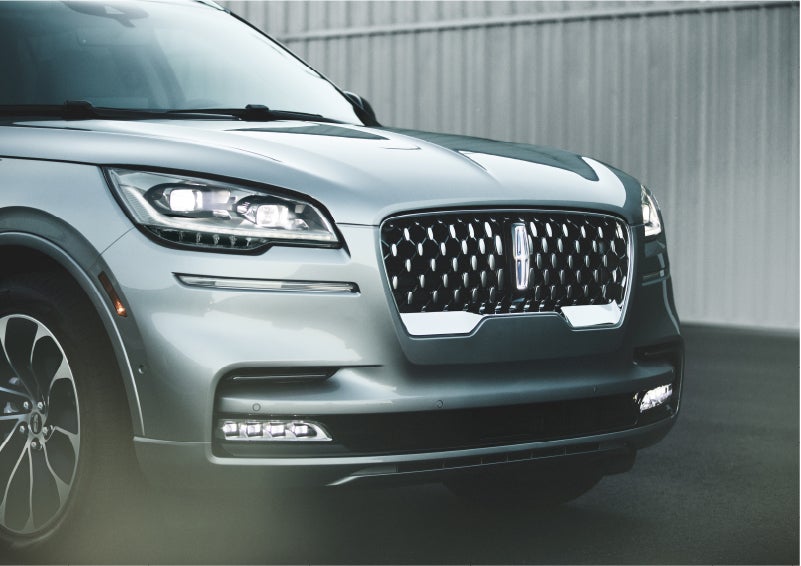 The available adaptive pixel LED headlamps of the 2023 Lincoln Aviator® SUV activated | Klaben Lincoln of Warren in Warren OH