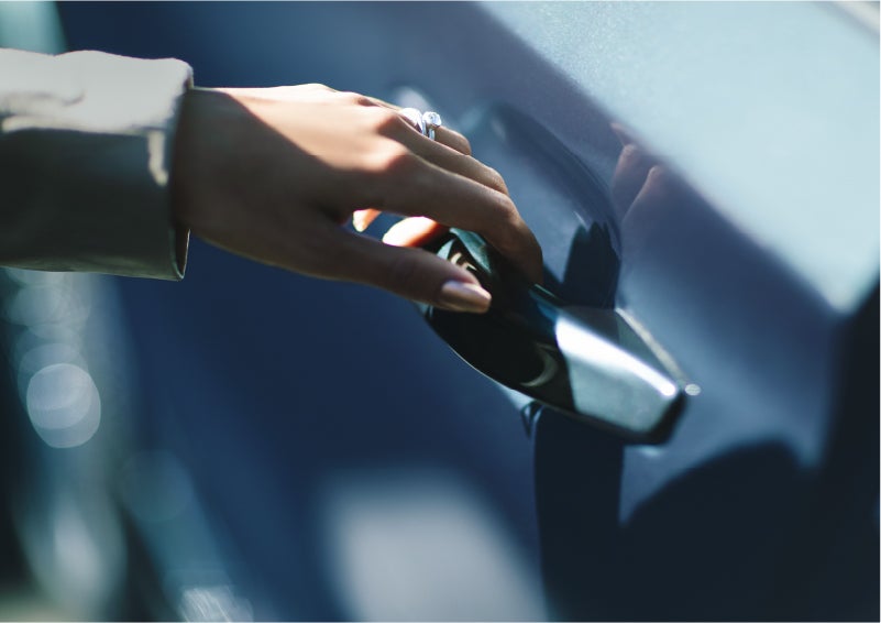 A hand gracefully grips the Light Touch Handle of a 2023 Lincoln Aviator® SUV to demonstrate its ease of use | Klaben Lincoln of Warren in Warren OH