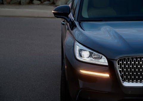 The turn signal on the front fascia is a bold sunset orange stroke of brilliance against a Flight Blue exterior | Klaben Lincoln of Warren in Warren OH