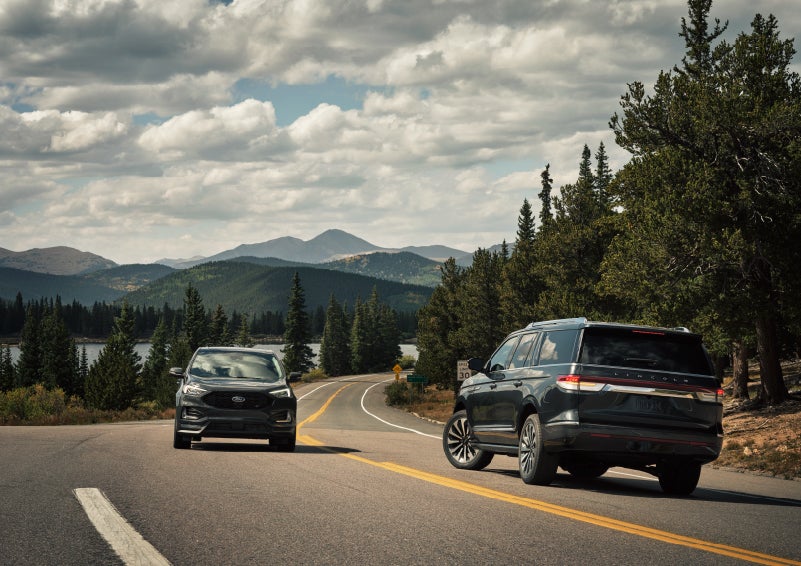 A 2022 Lincoln Navigator SUV is making a left turn as another vehicle approaches from the other lane | Klaben Lincoln of Warren in Warren OH