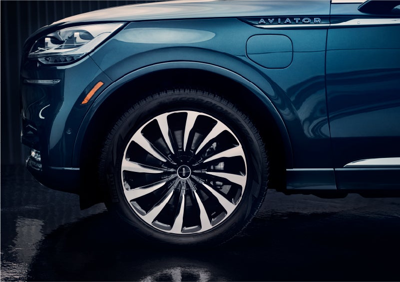 The 2023 Lincoln Aviator® Black Label Grand Touring model with unique 12-spoke wheel | Klaben Lincoln of Warren in Warren OH