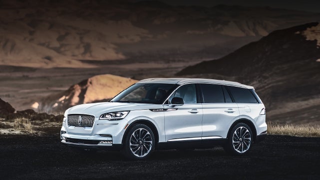 A 2024 Lincoln Aviator® SUV is parked at a mountain overlook | Klaben Lincoln of Warren in Warren OH