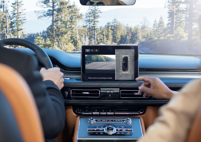 The available 360-Degree Camera shows a bird's-eye view of a Lincoln Aviator® SUV | Klaben Lincoln of Warren in Warren OH