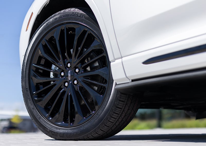 The stylish blacked-out 20-inch wheels from the available Jet Appearance Package are shown. | Klaben Lincoln of Warren in Warren OH