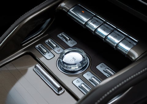A crystal-inspired volume knob is shown in the center floor console of a 2024 Lincoln Nautilus® SUV. | Klaben Lincoln of Warren in Warren OH