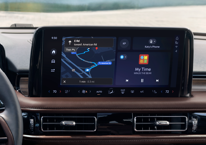 The 13.2-inch LCD touchscreen is showcased. | Klaben Lincoln of Warren in Warren OH