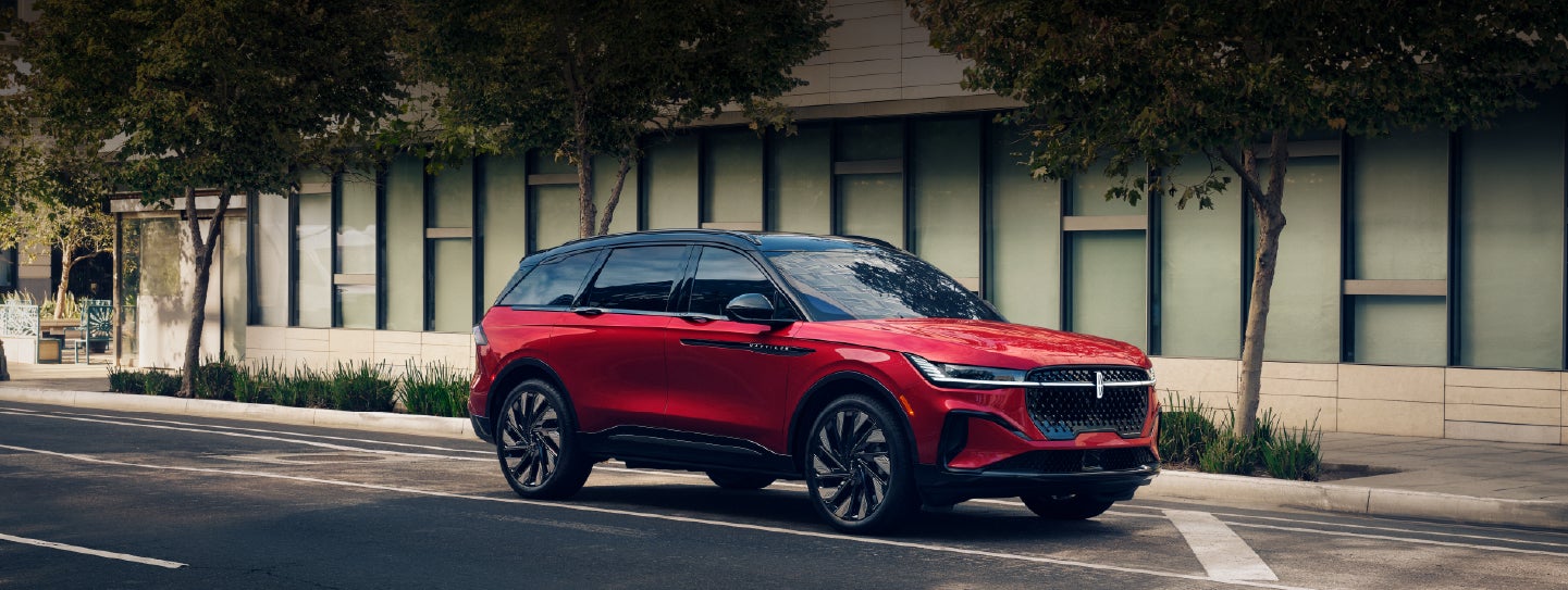 A 2025 Lincoln Nautilus® SUV with an available hybrid powertrain is parked in an urban setting. | Klaben Lincoln of Warren in Warren OH
