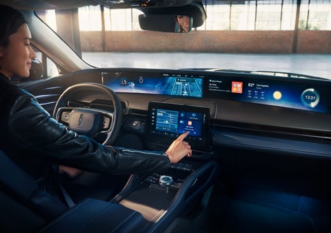 The driver of a 2025 Lincoln Nautilus® SUV interacts with the center touchscreen. | Klaben Lincoln of Warren in Warren OH