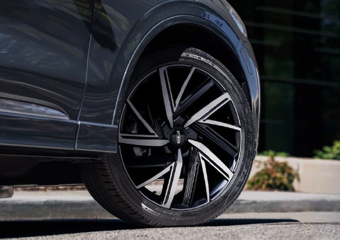 The wheel of the 2026 Lincoln Aviator® SUV is shown slightly angled out | Klaben Lincoln of Warren in Warren OH
