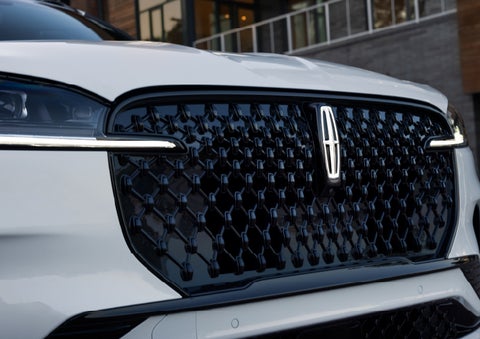 The front grille of a 2026 Lincoln Aviator® SUV is shown. | Klaben Lincoln of Warren in Warren OH