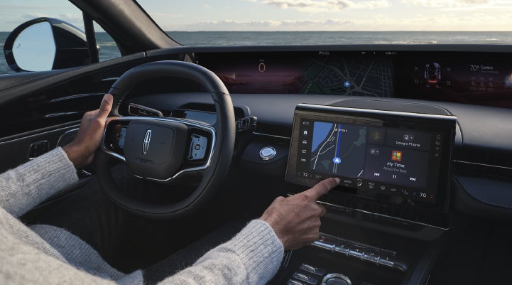 The driver of a 2026 Lincoln Nautilus® SUV interacts with the new Lincoln Digital Experience. | Klaben Lincoln of Warren in Warren OH