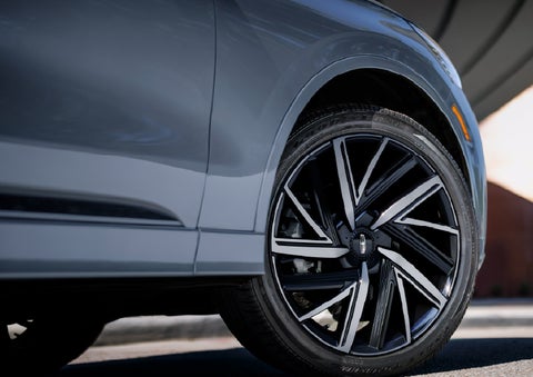 The wheel of the 2027 Lincoln Aviator® Black Label™ SUV is shown slightly angled out. | Klaben Lincoln of Warren in Warren OH